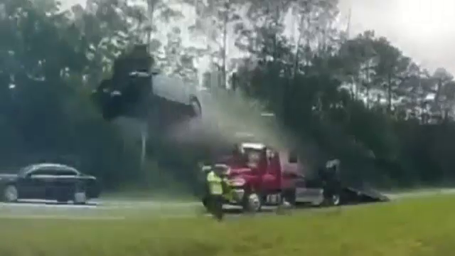 Momentul în care o mașină zboară după impactul cu o autospecială. Accidentul, surprins de camera video a unui polițist