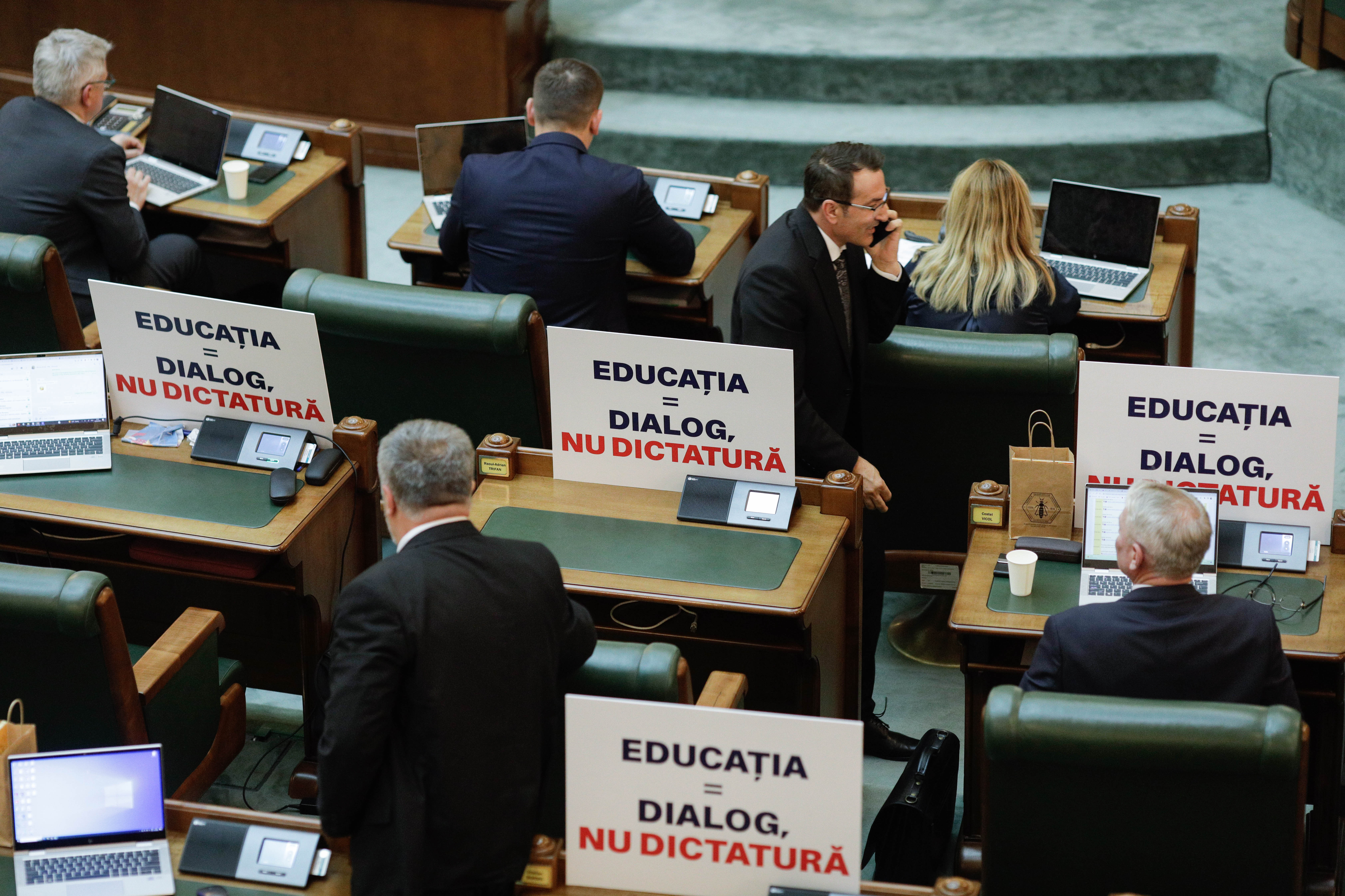 Majoritatea parlamentarilor cred că ar trebui 6% din PIB pentru educaţie. 54% consideră acceptabile contribuţiile părinţilor