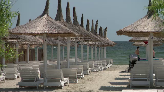 Afacere ilegală de 630.000 de lei, în Constanța. Cum a reușit un individ să păcălească turiștii cu șezlonguri la malul mării