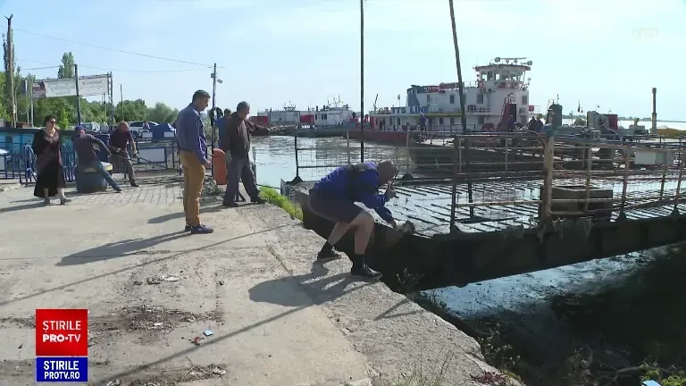 Manevre spectaculoase la malul Dunării, după ce nivelul fluviului a crescut îngrijorător. Mașinile au trecut prin apă