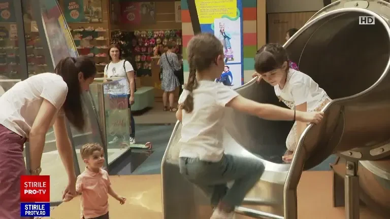 Patru milioane de copii din România se vor bucura, joi, de ziua lor. Ce cadouri le-au pregătit părinții și bunicii