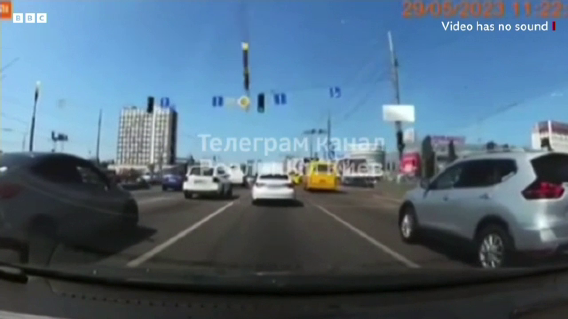 Momentul în care o rachetă, fără focoasă, pică pe o șosea din Kiev. Cei care se aflau în trafic scapă la limită