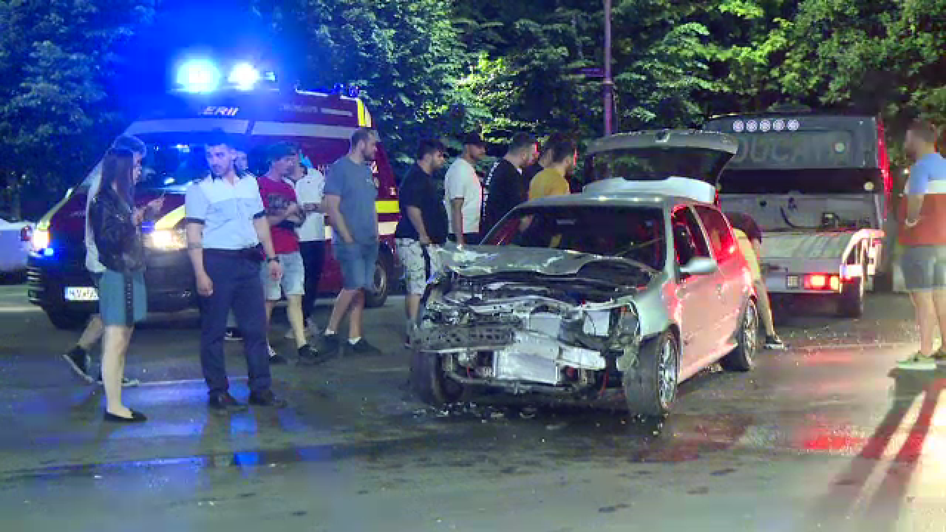 Un tânăr și-a văzut bolidul de curse luat cu platforma, după un banal accident, în Capitală. Un alt șofer i-ar fi tăiat calea