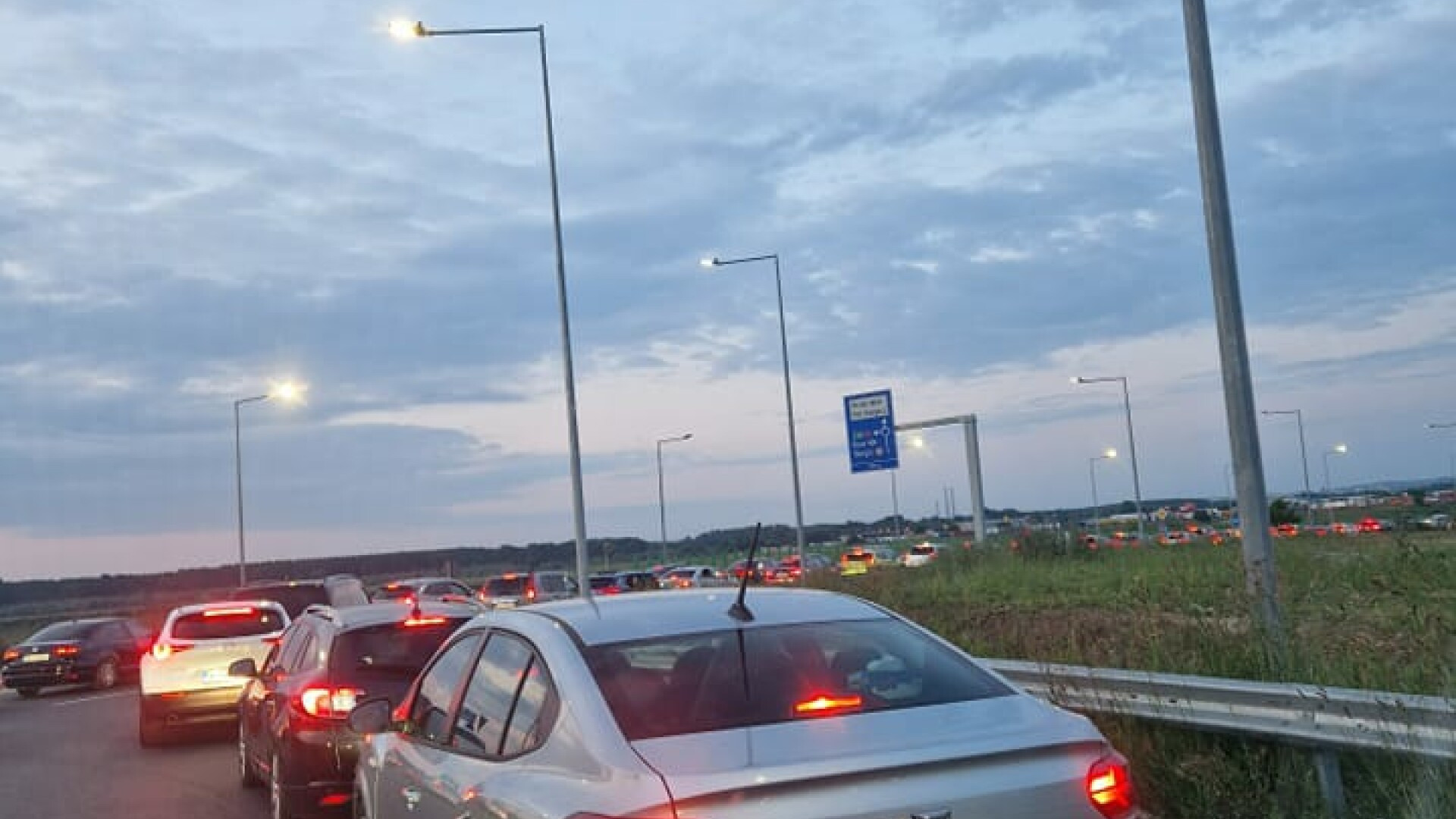 Aglomerație în vămi, românii stau ore în șir la coadă să iasă din țară. Către ce destinații se îndreaptă de Rusalii