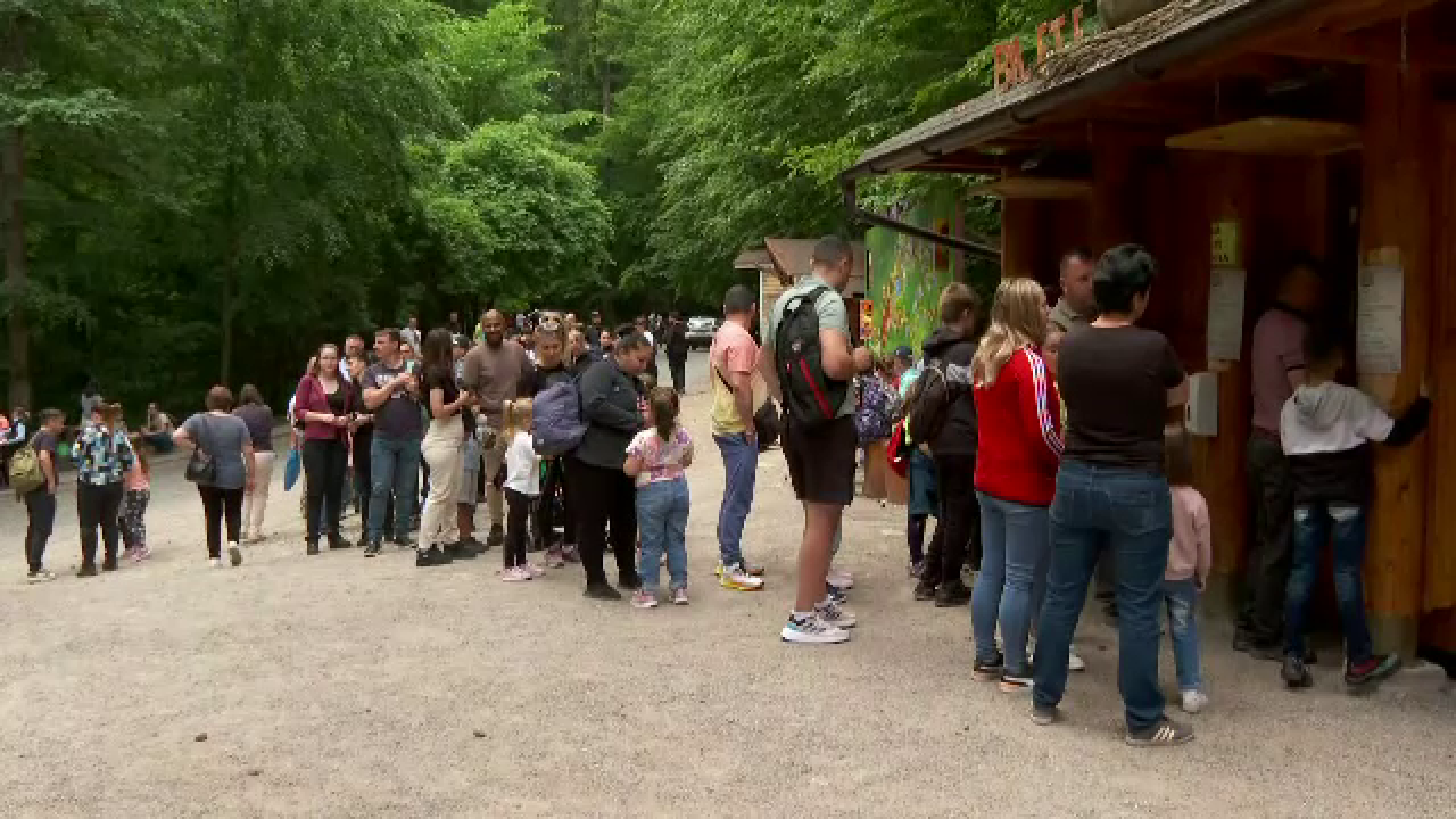 Mulți români își petrec minivacanța la munte. Copiii sunt privilegiați în stațiuni