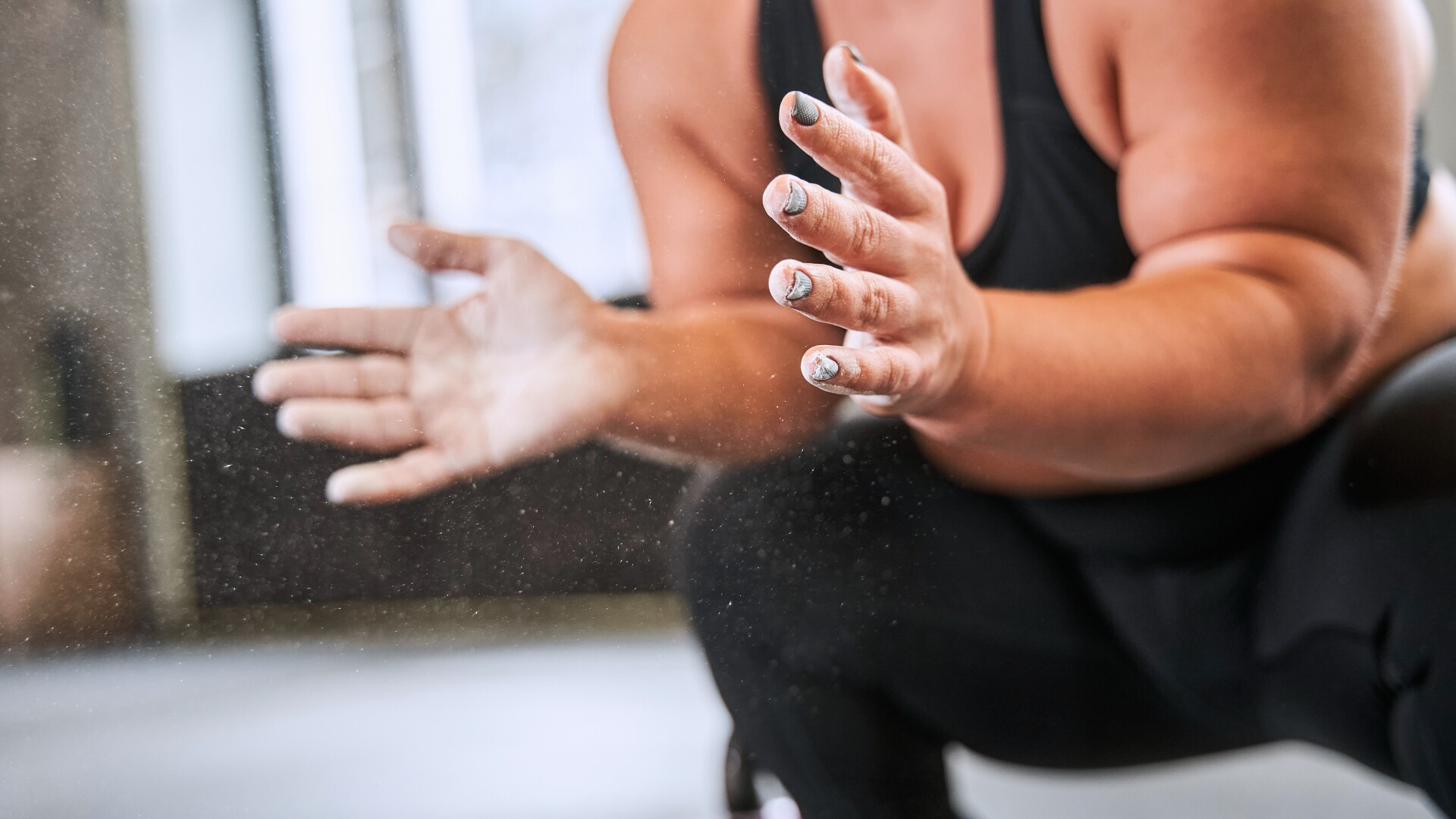 Poveste de groază reală. Cum a încercat să-și ucidă familia adoptivă o pitică ce s-a prefăcut a fi o fetiță de 6 ani