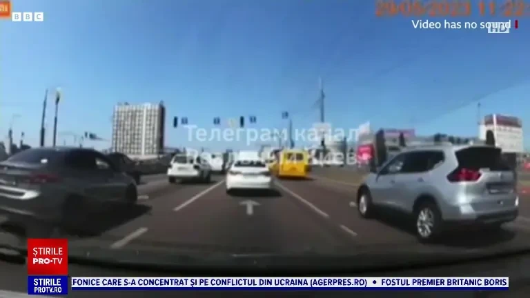 Momentul în care o rachetă, fără focoasă, pică pe o șosea din Kiev. Cei care se aflau în trafic scapă la limită