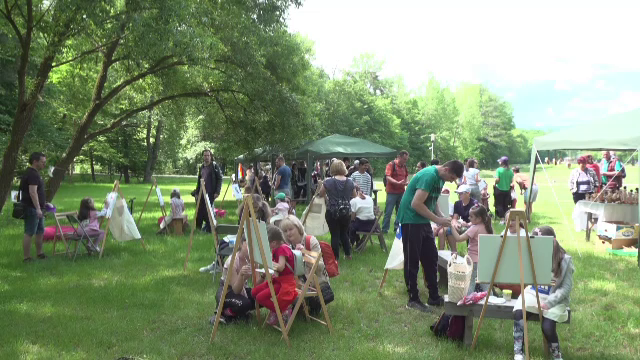Zeci de copii și-au putut exersa talentul la pictură la Muzeul Astra din Dumbrava Sibiului de ziua lor