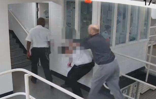 Momentul în care un deținut încearcă să ucidă un gardian, într-o închisoare. VIDEO