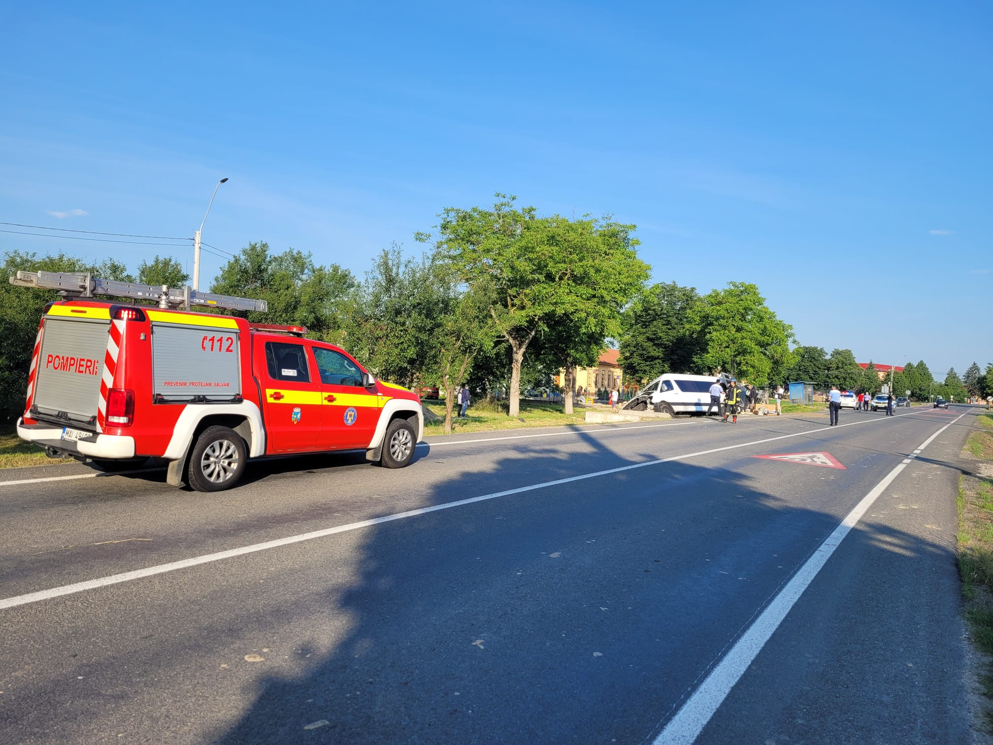 Microbuz cu nouă adulţi şi un minor, implicat într-un accident în Timiș. Două victime, transportate la spital