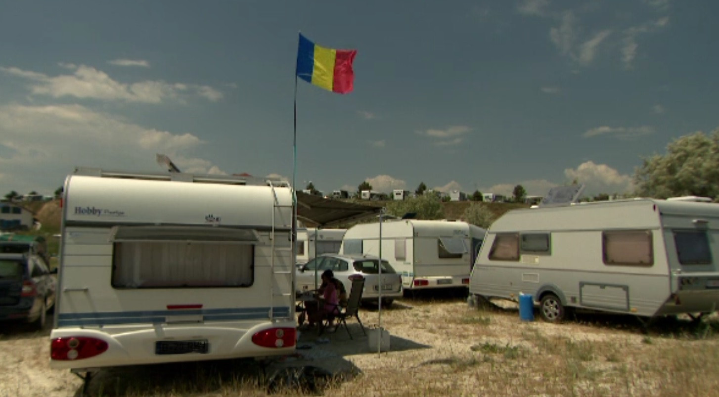 Plajele de la Vadu și Corbu, „invadate” de turiști. Peste 10.000 de oameni au ajuns cu rulota pe litoral