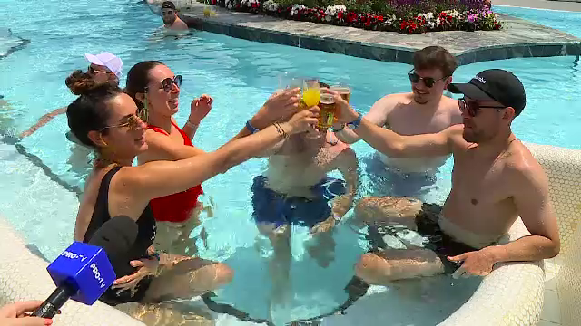 Bucureștenii care nu au putut să ajungă la mare au luat cu asalt piscinele din oraș. Ce prețuri sunt