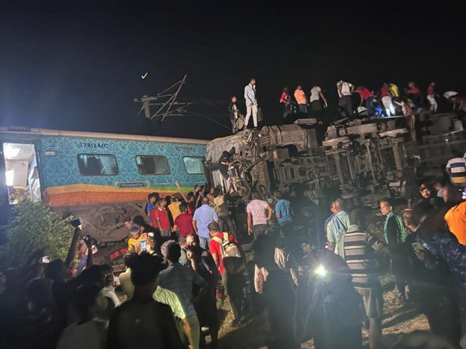 Cel puţin 288 de morţi şi 900 de răniţi în urma coliziunii între două trenuri în India | FOTO-VIDEO
