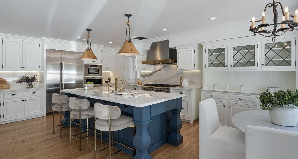 Cum arată casa de lux a Rihannei din Los Angeles. Se vinde pentru 10,5 milioane de dolari | FOTO