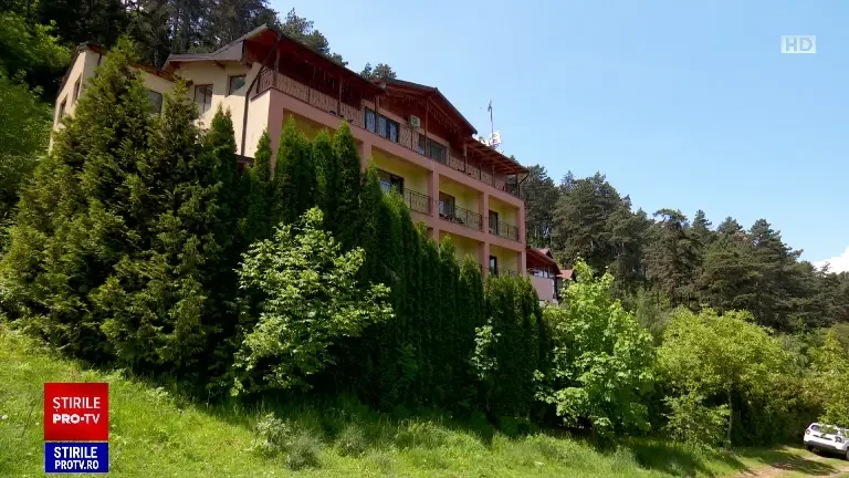 Numeroși copii luați cu salvarea, după ce au luat cina la o pensiune din Săcele: Ce au mâncat. Patroana dă vina pe cei mici