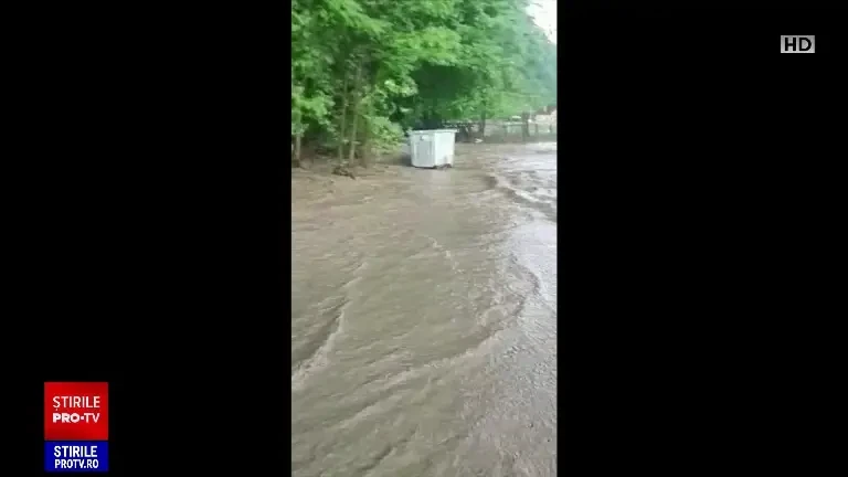 „A intrat apa în biserică. Avem apă de un metru”. Vremea rea a făcut din nou probleme în județul Arad