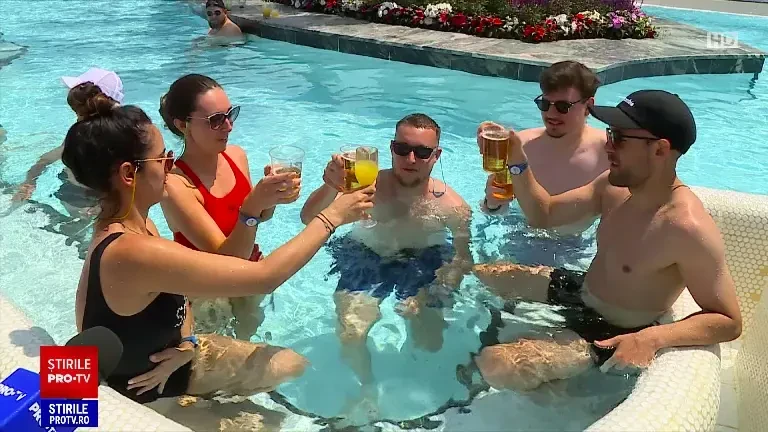 Bucureștenii care nu au putut să ajungă la mare au luat cu asalt piscinele din oraș. Ce prețuri sunt