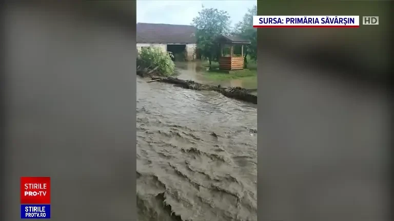 Cod portocaliu de vreme severă în țară. Un barbat de 85 de ani a rămas blocat pe o stâncă, în mijlocul șuvoaielor