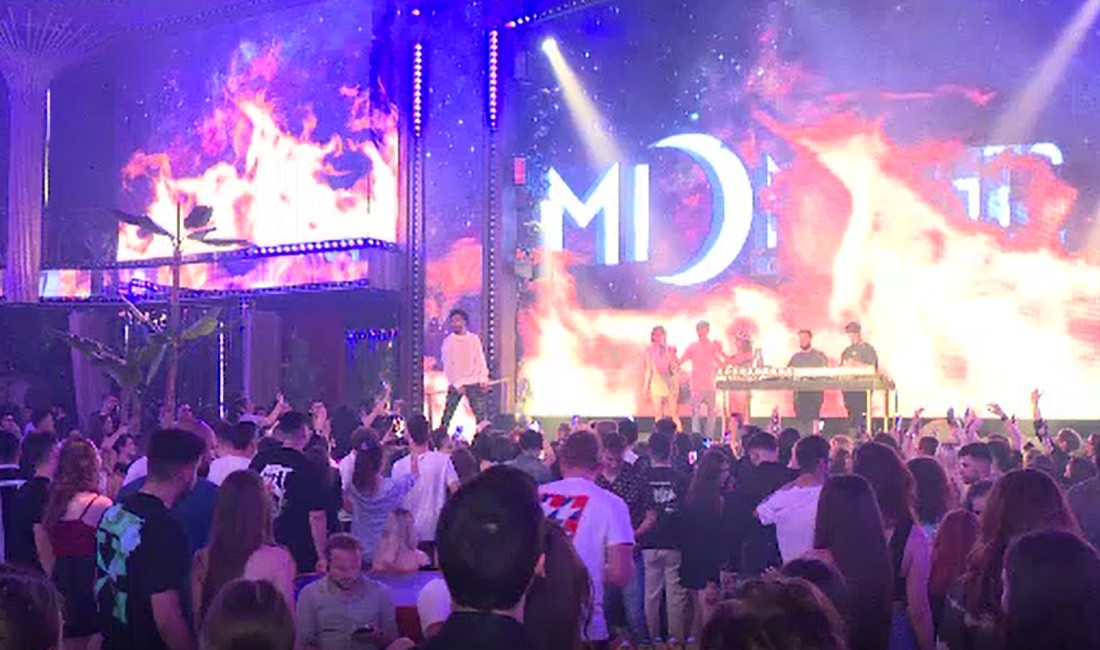 Matthew Finley a făcut show în București, la o petrecere cu muzică veche. „Te iubesc, România!”