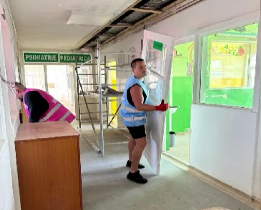 Secție de pediatrie din Caraș-Severin, renovată de jandarmi. Militarii lucrează în spital în afara orelor de program
