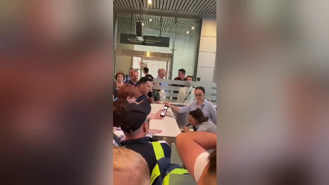 „Ni s-a spus să acceptăm”. Scandal pe Aeroportul Otopeni. Pasagerii unui zbor au îndurat 7 ore de așteptare până la decolare