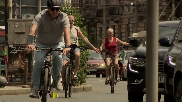 Bicicliștii din România, amenințați în trafic de șoferi, iar pe trotuare de amenzi. ”Este foarte, foarte periculos”