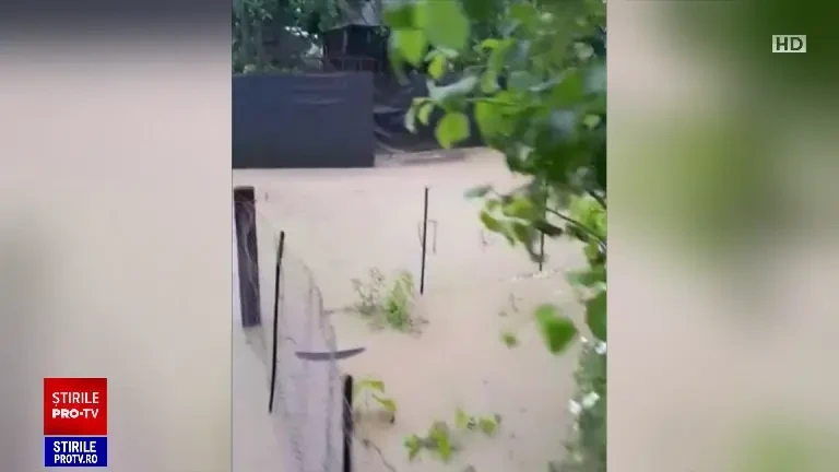 Furtunile și vijeliile s-au dezlănțuit în sud-vestul României. O femeie a fost luată pe sus de ape. „Frățioare!”