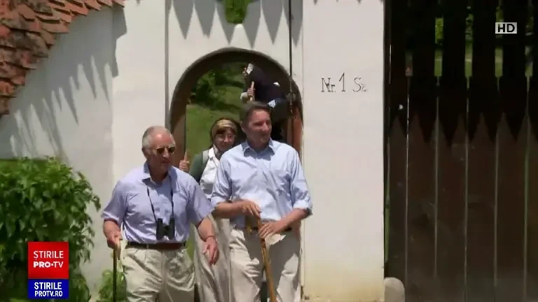 Regele Charles și-a pupat vecinele din Valea Zălanului. Darul care l-a făcut curios: ”Abia aștept să gust! Pentru ce e bun?”