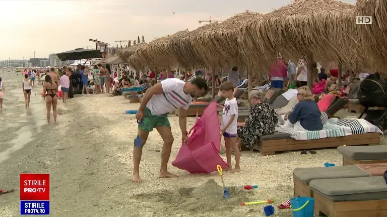 Românii s-au bucurat pe litoralul Mării Negre de soare și atmosfera de vacanță. „Ne simțim bine / Exact ce trebuie”