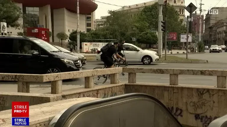 Bicicliștii din România, amenințați în trafic de șoferi, iar pe trotuare de amenzi. ”Este foarte, foarte periculos”