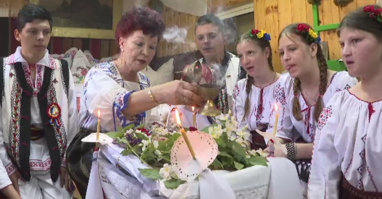 Ritual funerar straniu în județul Galați. Motivul pentru care o păpușă din lut este condusă pe ultimul drum