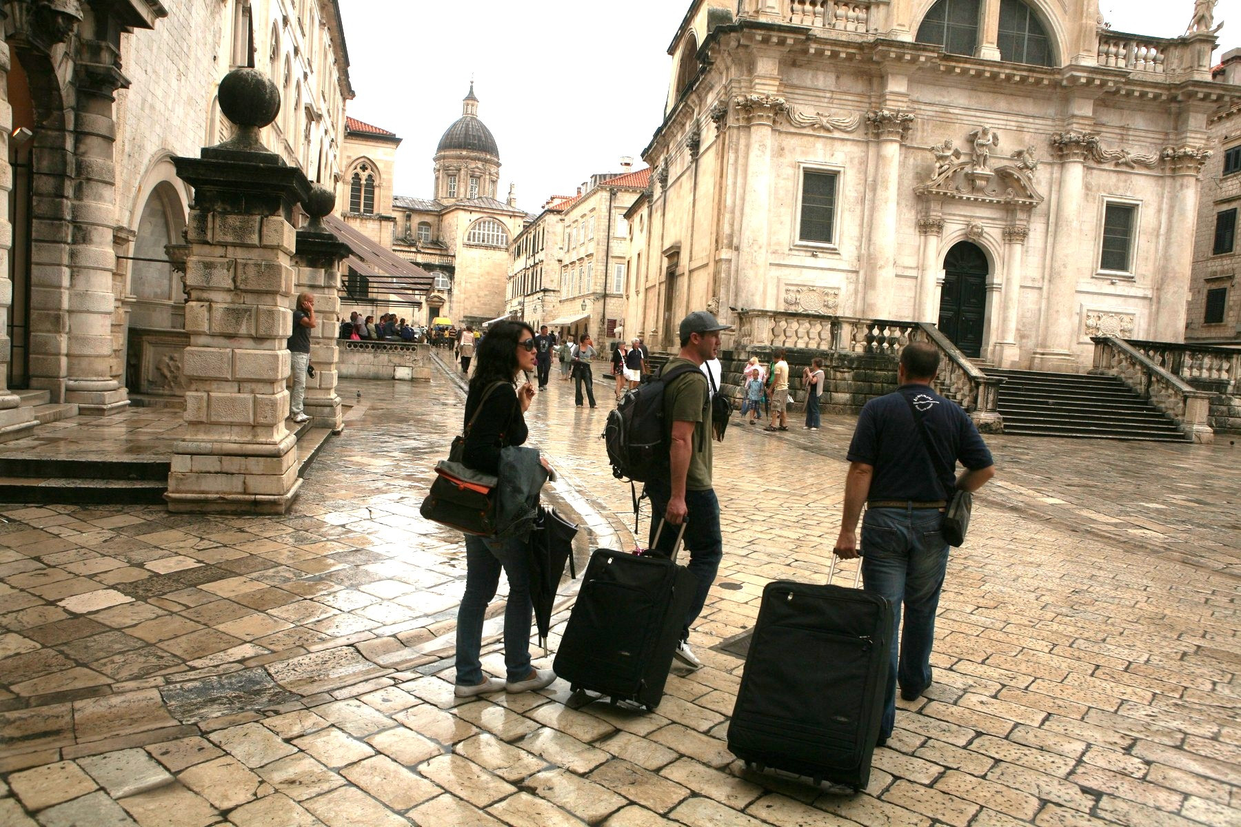 Primarul unui oraș faimos din Europa vrea să-i oblige pe turiști să-și care în brațe trolerele. Motivul invocat