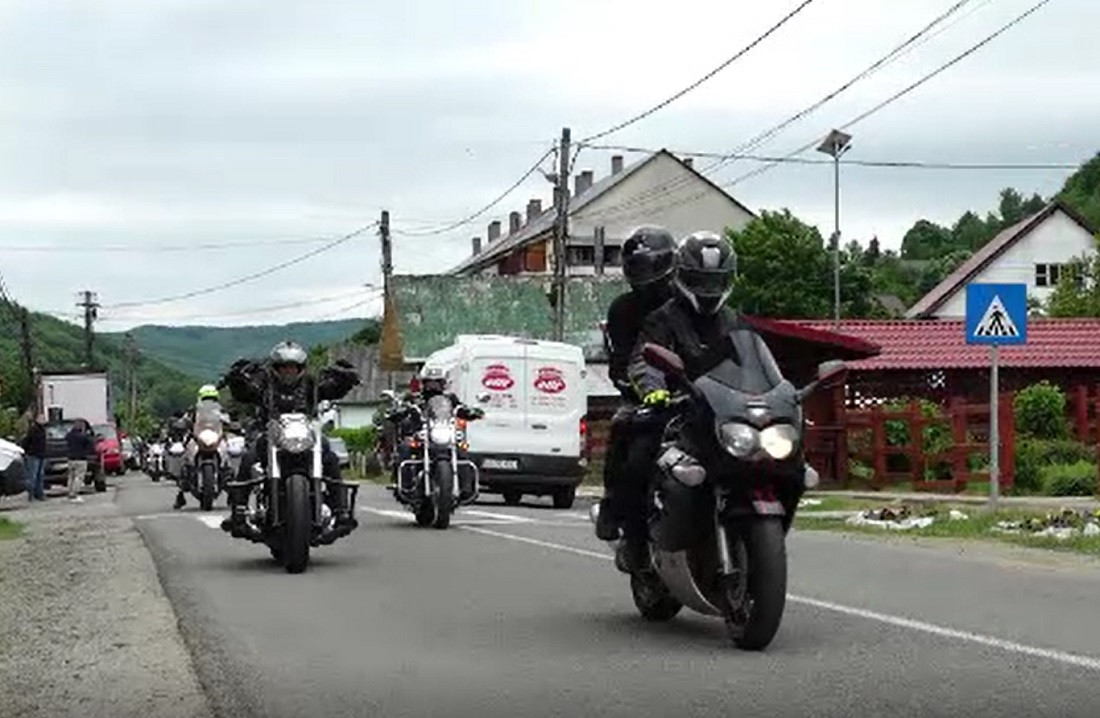 Motocicliștii din nordul țării au organizat o petrecere pentru sute de copii, mulți dintre ei orfani sau abandonați