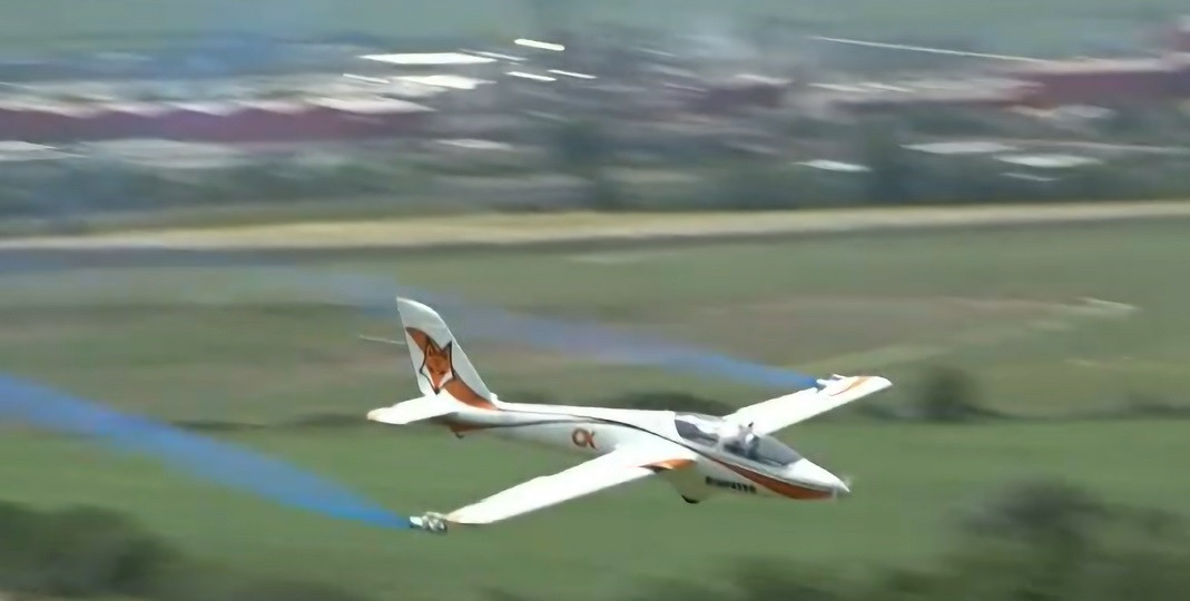 Pasionații de aeromodelism au făcut spectacol la Râpa Roșie. Și-au etalat avioanele și elicopterele în miniatură