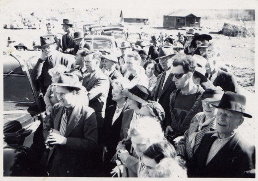Misterul „hipsterului care călătorește în timp” purtând haine moderne și ochelari de soare într-o fotografie din 1941