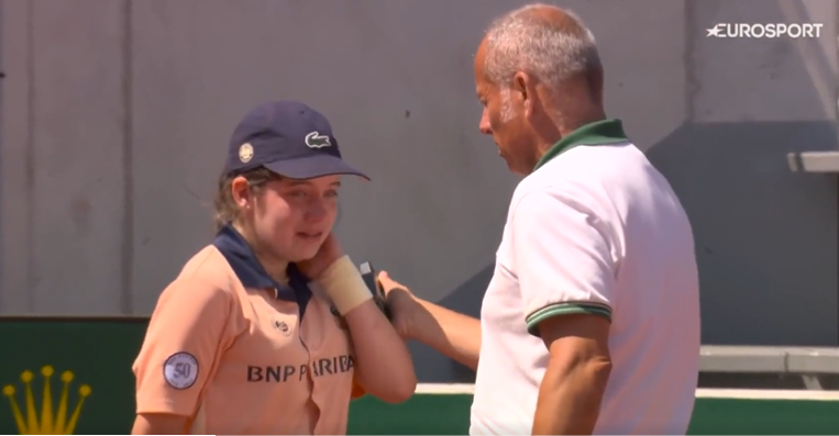 Descalificate de la Roland Garros, după ce au lovit cu o minge în cap o fată. Copilul de mingi a început să plângă VIDEO