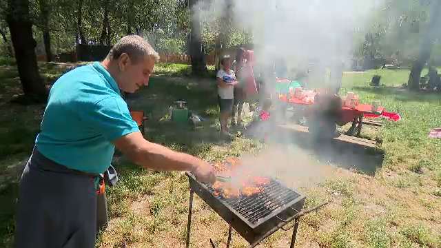 Românii au ieșit la grătar în minivacanța de Rusalii. „Cea mai sănătoasă legumă este leguma de porc”