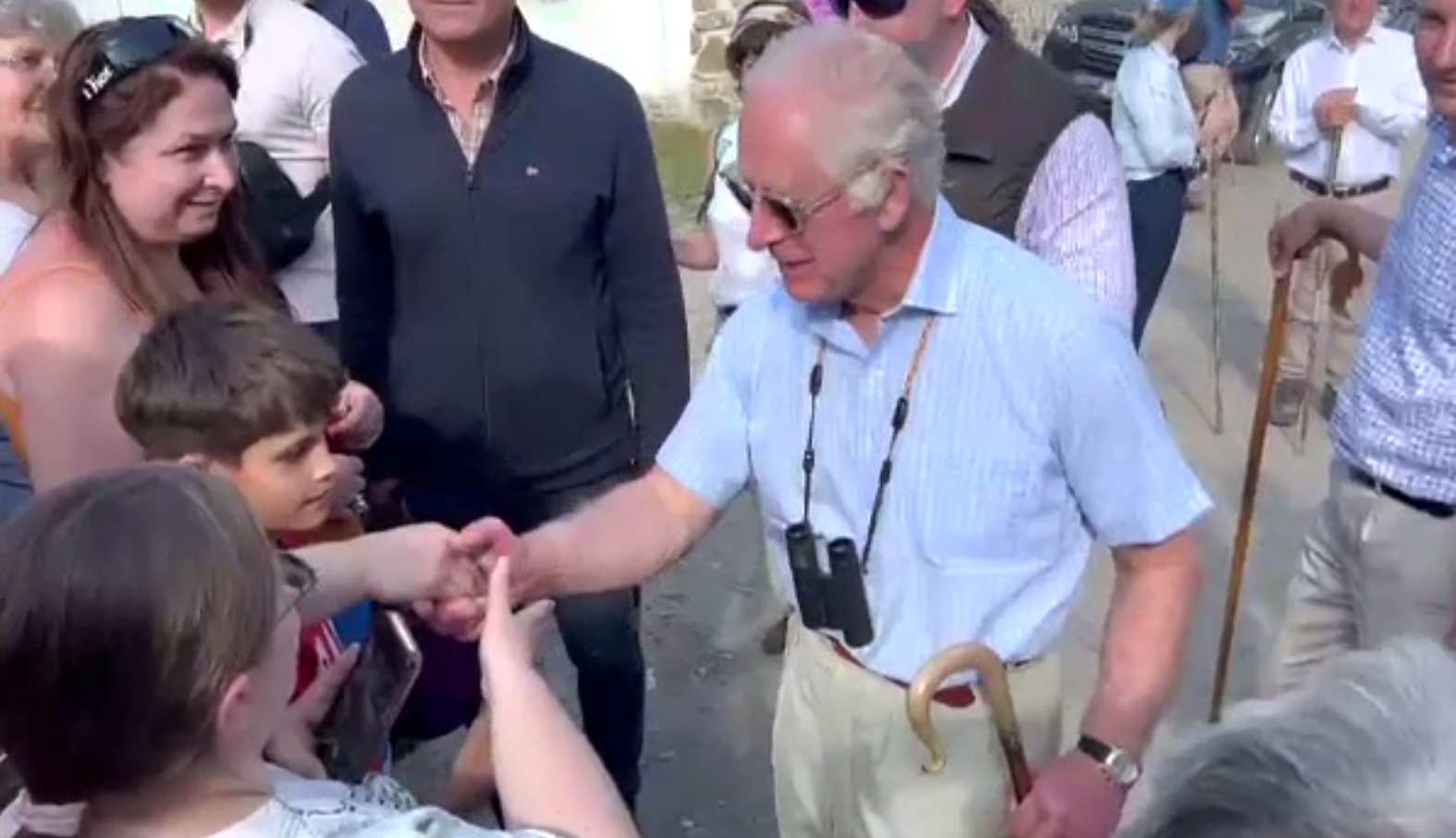 Regele Charles s-a întreținut cu zeci de turiști la Valea Zălanului. Și-a petrecut întreaga duminică în natură