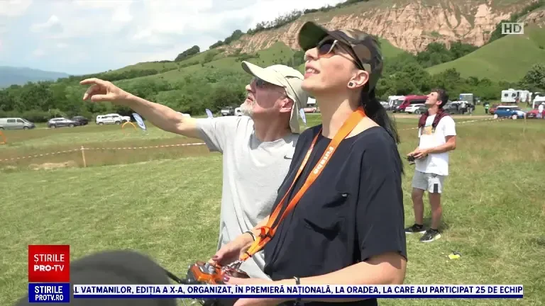 Pasionații de aeromodelism și-au dat întâlnire la Râpa Roșie. Și-au etalat avioanele și elicopterele în miniatură