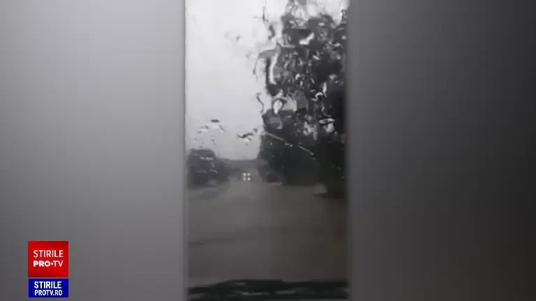 „Doamne, ce-i aici, Doamne!”. Imagini de coșmar în județele lovite de viitură. Apele au curmat și o viață, în Argeș