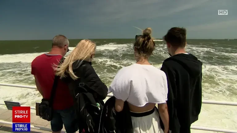 Furtuna din larg a ținut turiștii pe plaje și la terase. Portul turistic Tomis a fost plin ochi