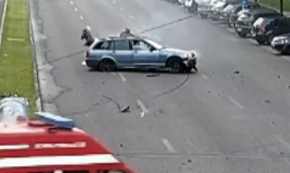 Un bărbat fără permis de conducere și care consumase cocaină a făcut praf o mașină pe un bulevard din Drobeta Turnu Severin