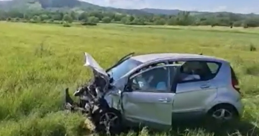 Impact frontal între două mașini în Caraș Severin. Șase persoane, între care trei minori, au ajuns la spital