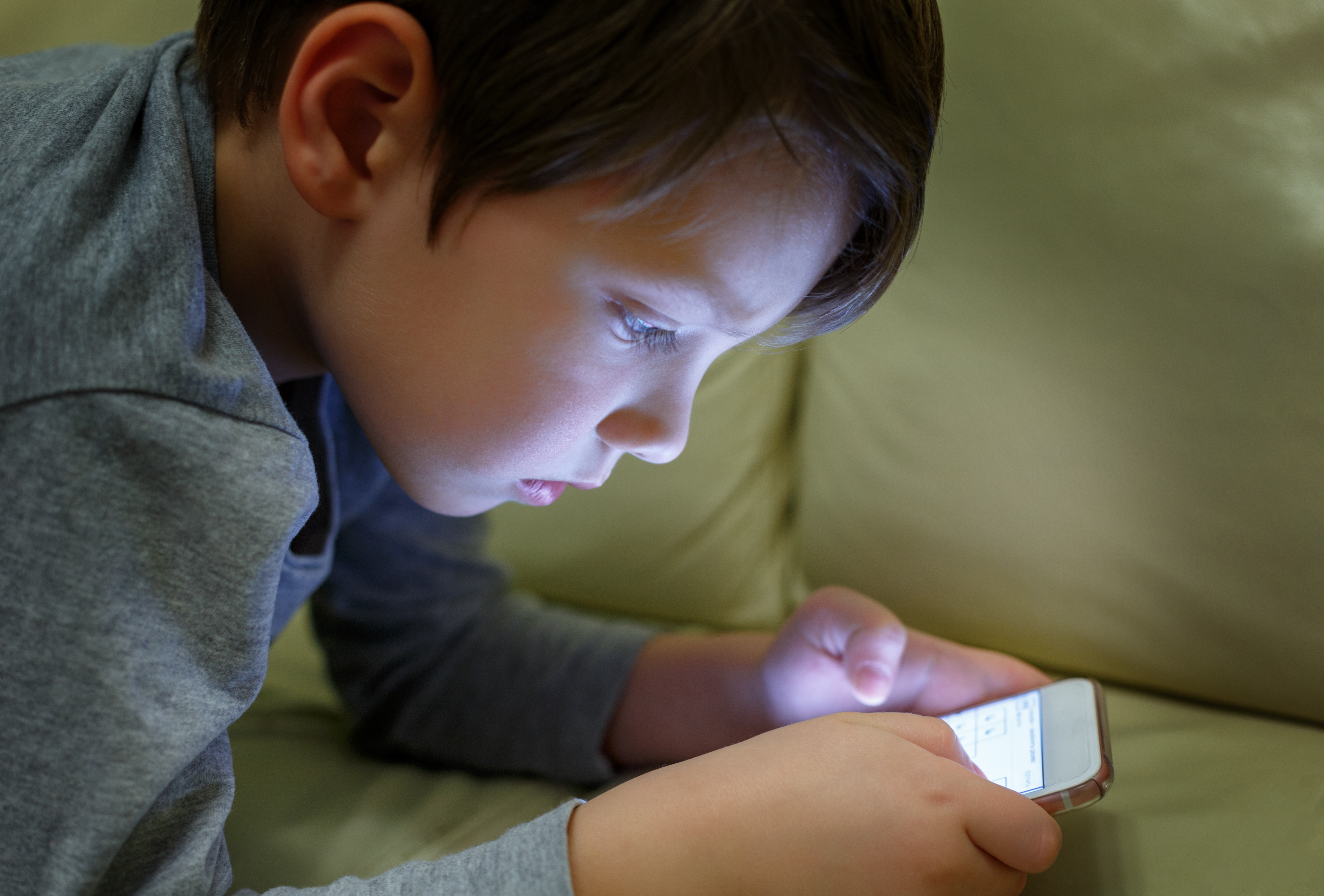 Raport: Numărul copiilor vizați de pedofili pe internet e în creștere. Cele mai multe victime au sub 10 ani