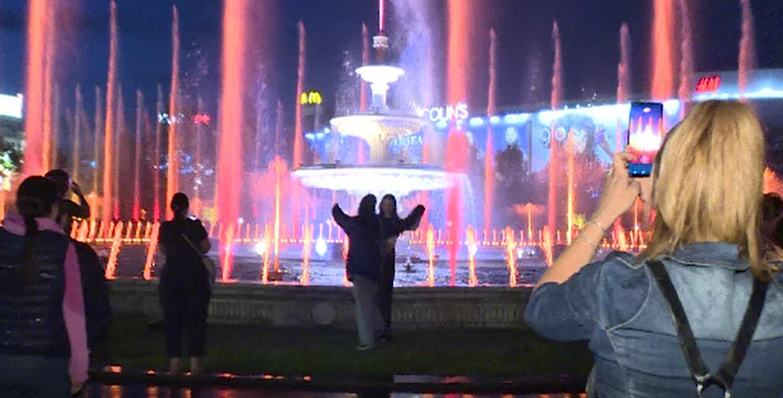 Turiștii străini, impresionați de spectacolul de apă, muzică şi lumini din centrul Bucureștiului. "Este perfect!"