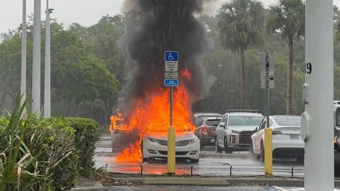 O mamă și-a lăsat cei doi copii în mașină și s-a dus să fure din magazin. Mașina a luat foc cu micuții înăuntru | VIDEO