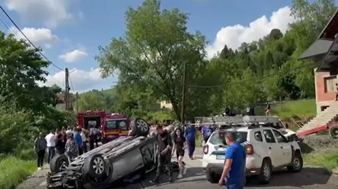 Bistrița-Năsăud: Accident grav provocat de un tânăr de 20 de ani. Șase persoane, printre care și un copil, au ajuns la spital