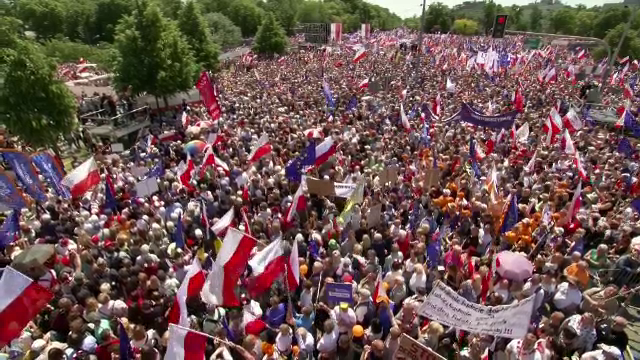 Jumătate de milion de polonezi au protestat la Varșovia, în cea mai mare manifestație de la căderea comunismului