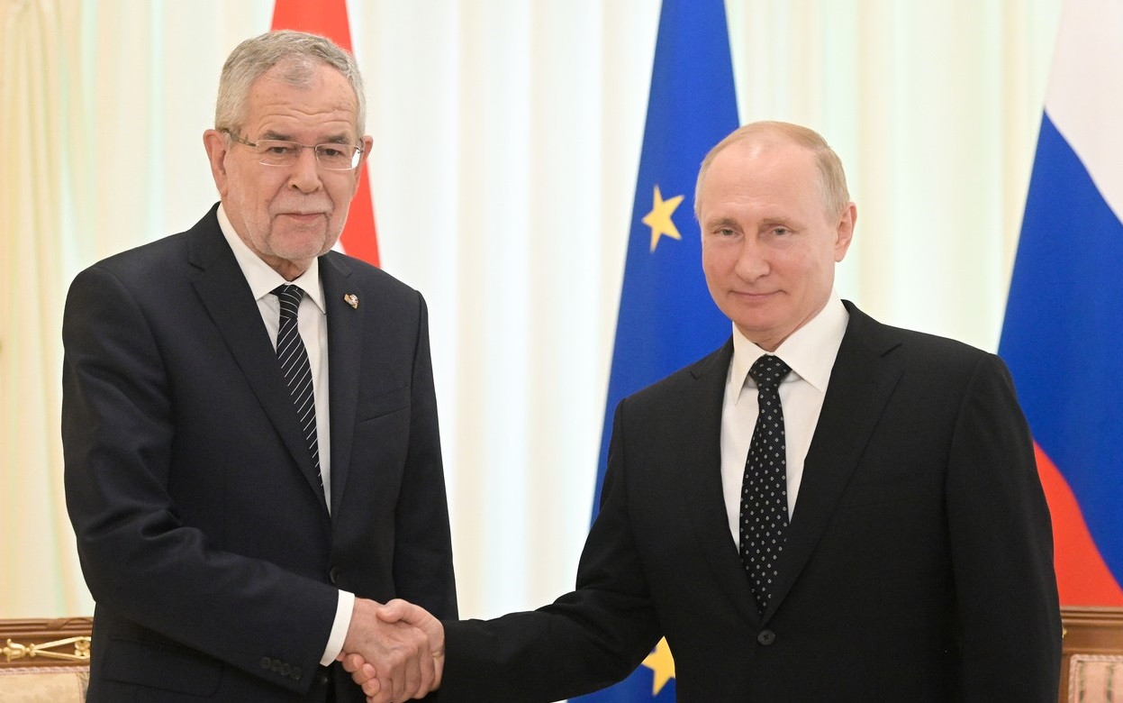 Politico: Cum a devenit Austria fortăreaţa alpină a lui Putin. Neutralitatea, o afacere bună pentru Viena