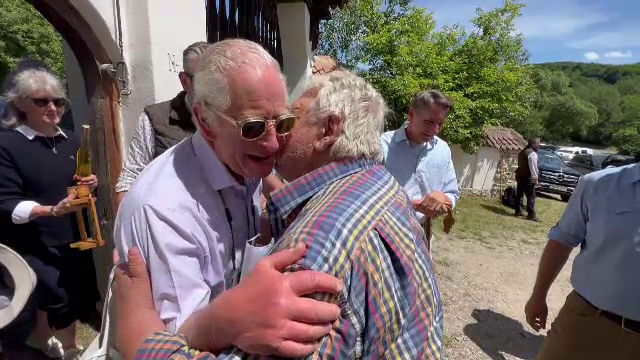 Reacția Regelui Charles când un turist din Oradea l-a sărutat pe obraji și l-a îmbrățișat